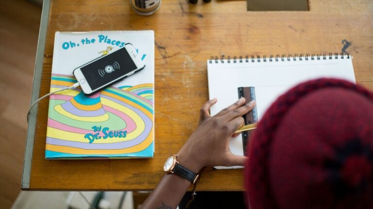 6 Things You’re Missing Without an SMS Alert System For Schools